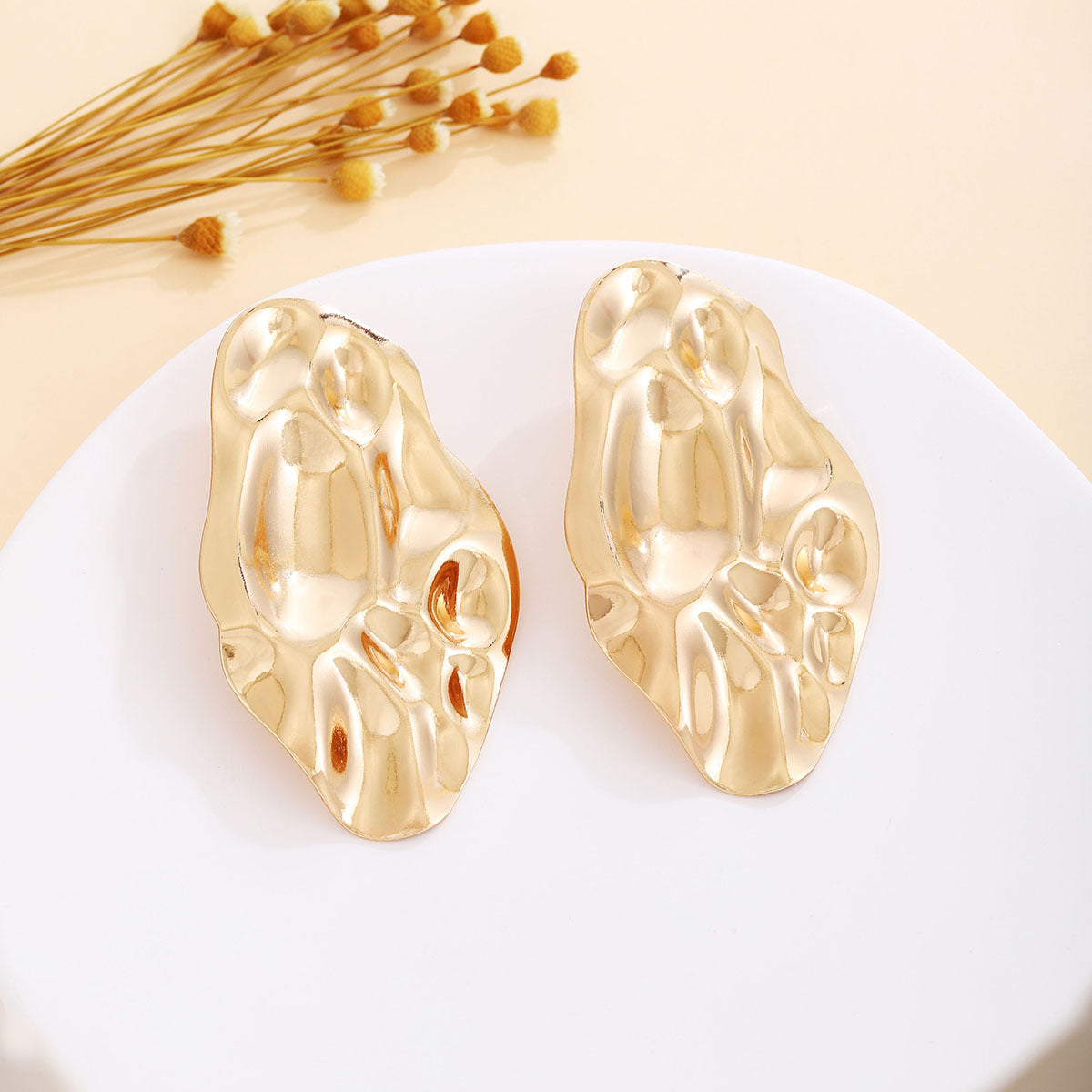 Wholesale Retro Flower Pearl Hollow Love Light Luxury Earrings
