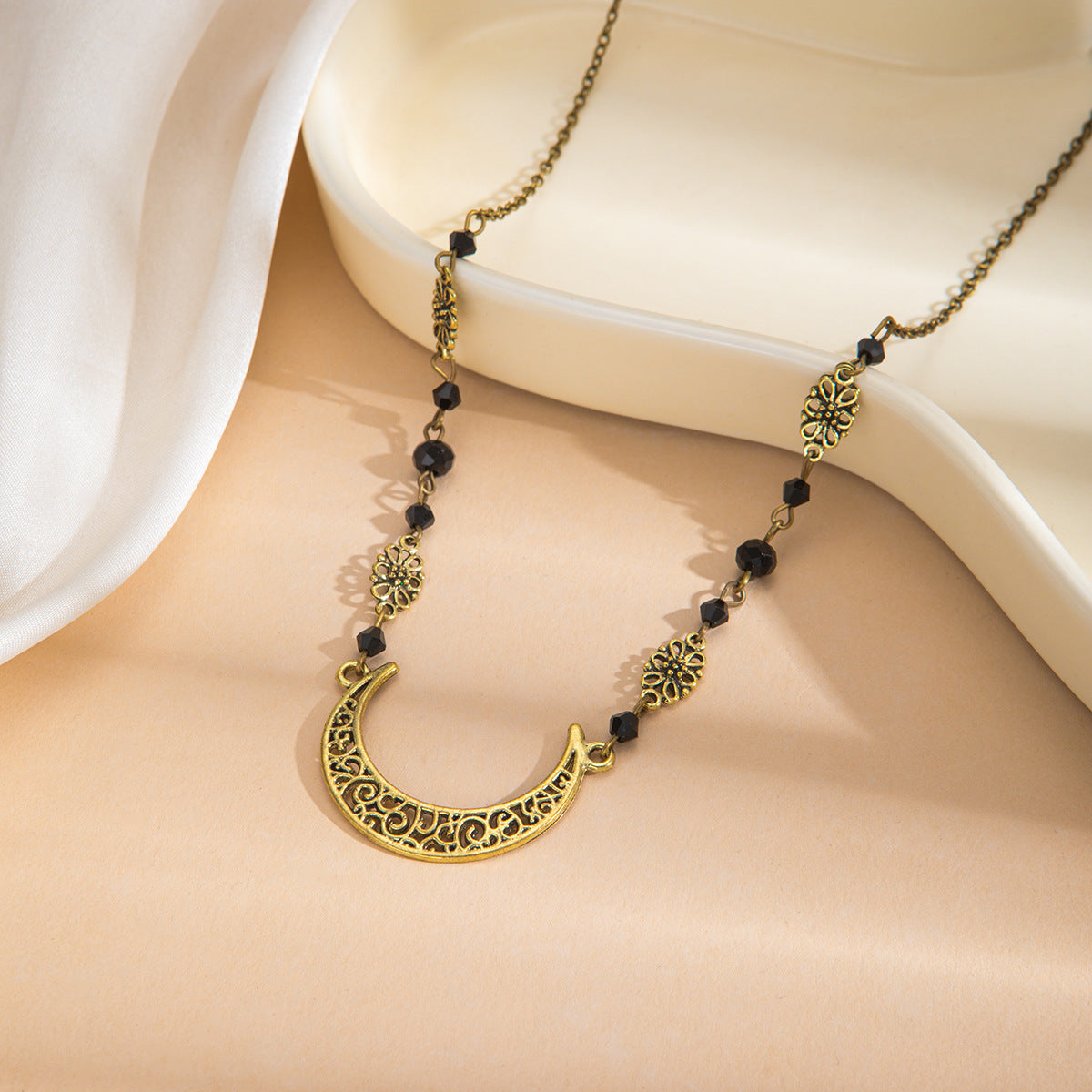 Wholesale Trendy Hollow Moon Pattern Layered Necklace Zinc Alloy Electroplated Star Pendant Fashion Jewelry Accessory