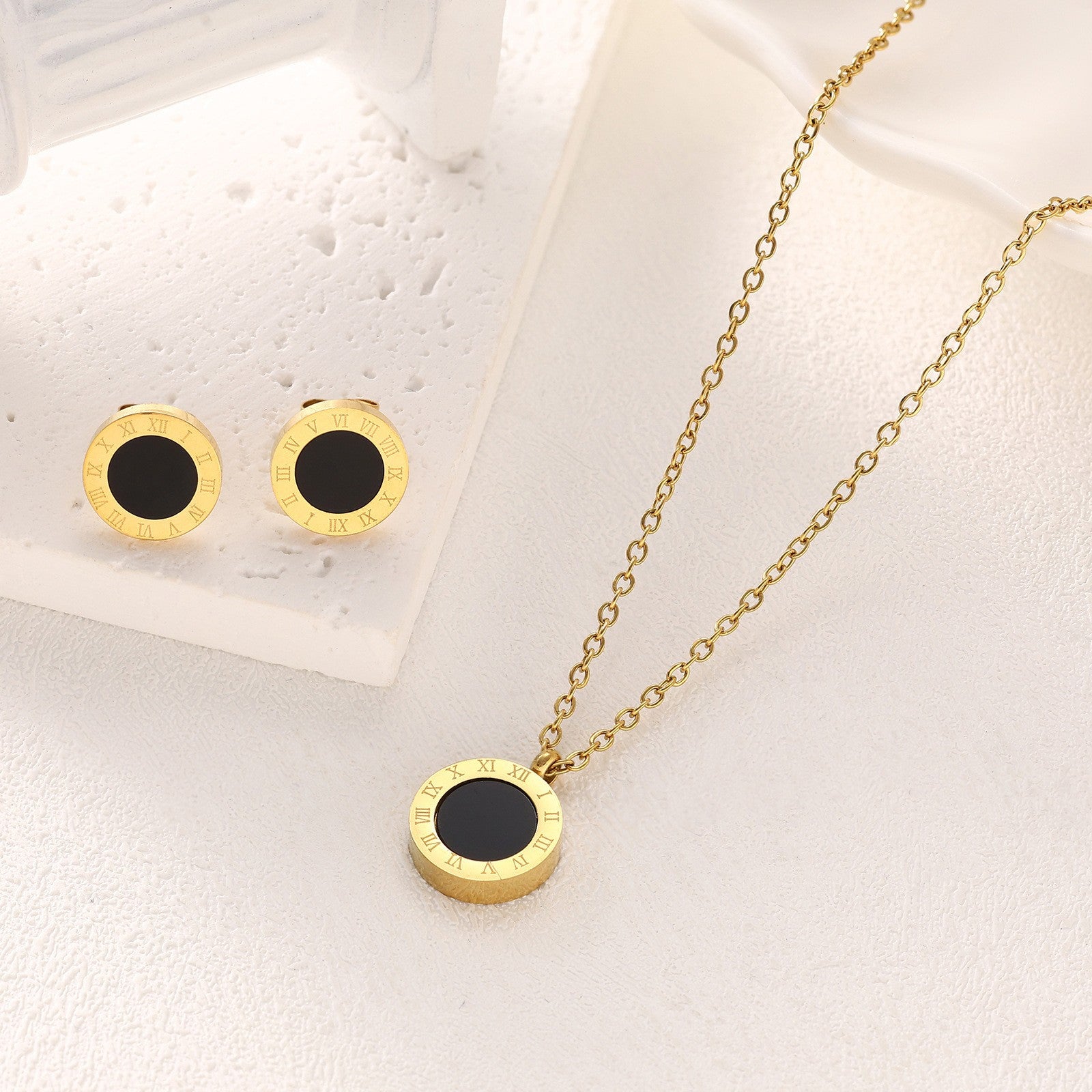 Wholesale Stylish Titanium Steel Roman Numeral Necklace Gold Fashion Accessory