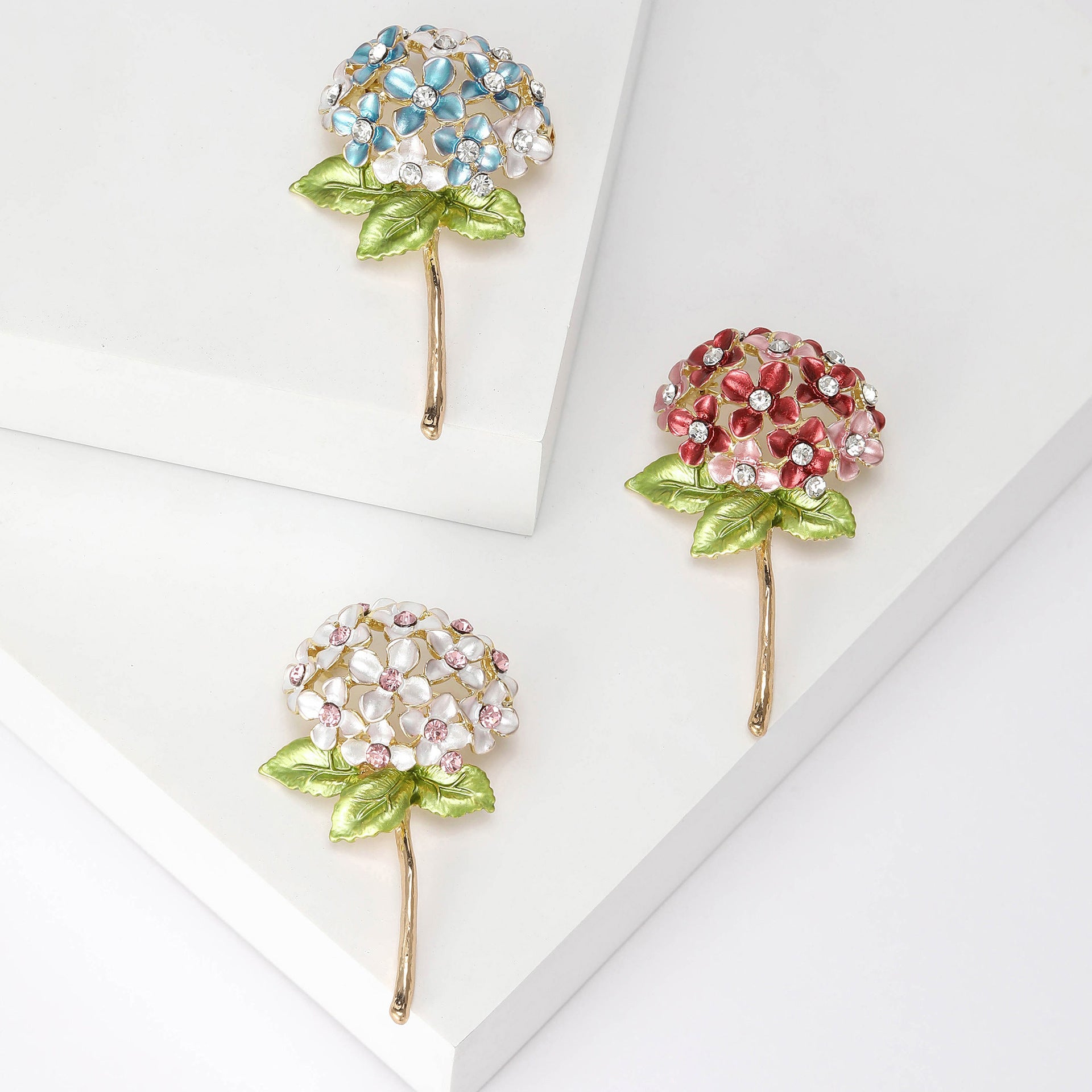 Wholesale Modern Hydrangea Flower Brooch Alloy Dripping Oil Pin For Women Fashion Suit Coat Decorative Accessory Boutique Gift Resale
