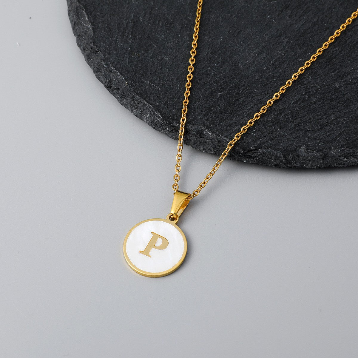 Wholesale Round Stainless Steel Gold Plated Letter Pendant Necklace for Women Fashion Accessory Gift