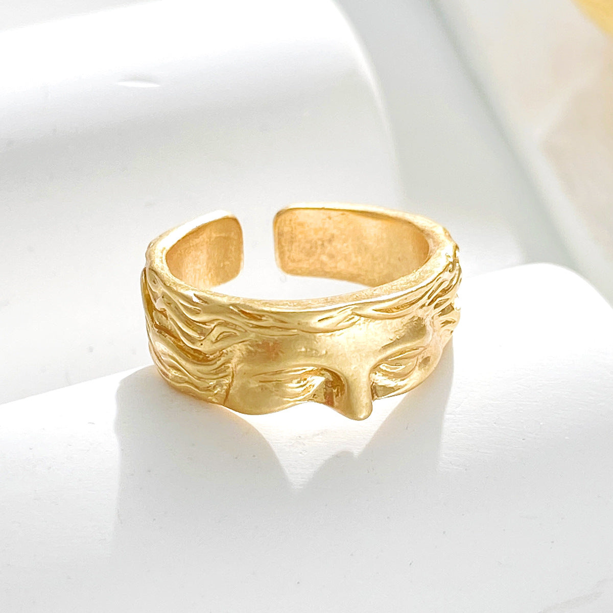 Wholesale exaggerated sculpture index finger ring