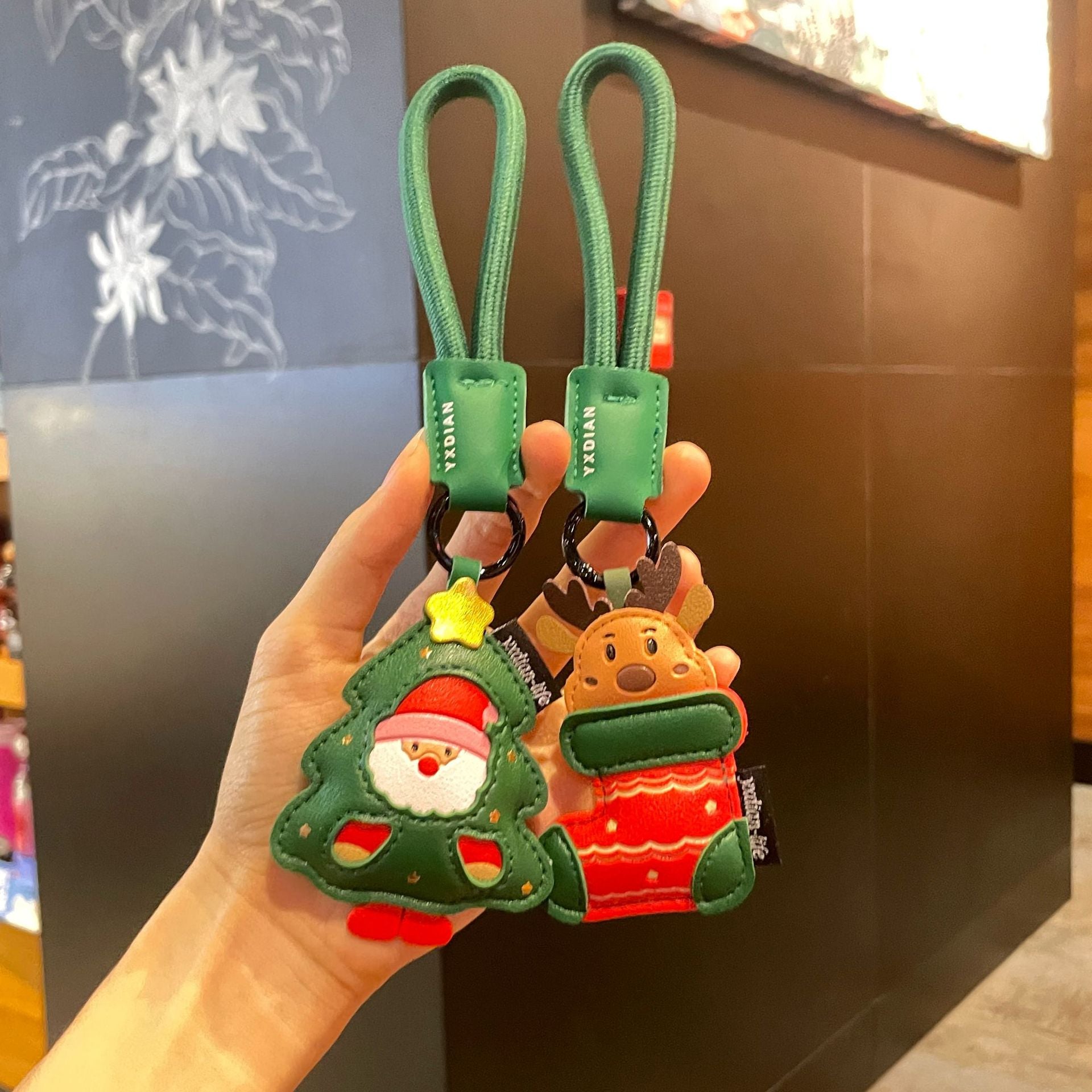 Wholesale Christmas decoration leather  keychain cute cartoon exquisite keychain