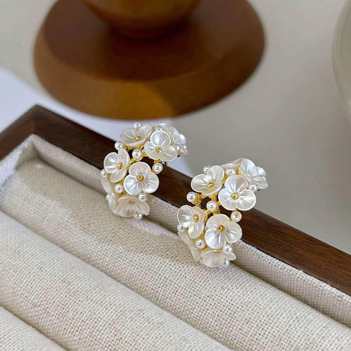 Wholesale Light Luxury Shell Flower Earrings