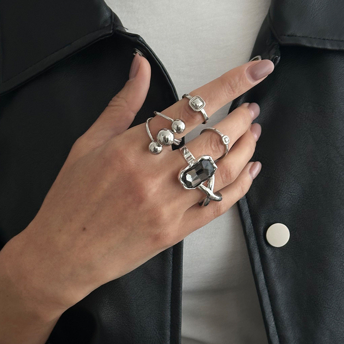 Wholesale Exaggerated Black Heart Acrylic Diamond Ring