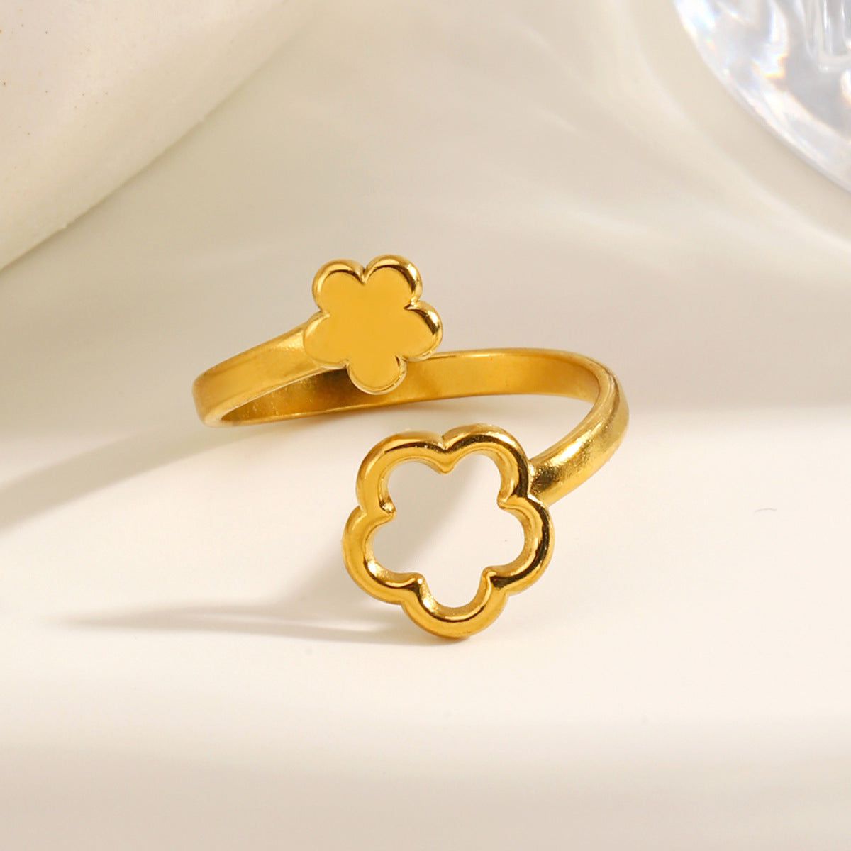 Wholesale Minimalist Hollow Flower Stainless Steel Ring,  Electroplated,  Fashion Accessory