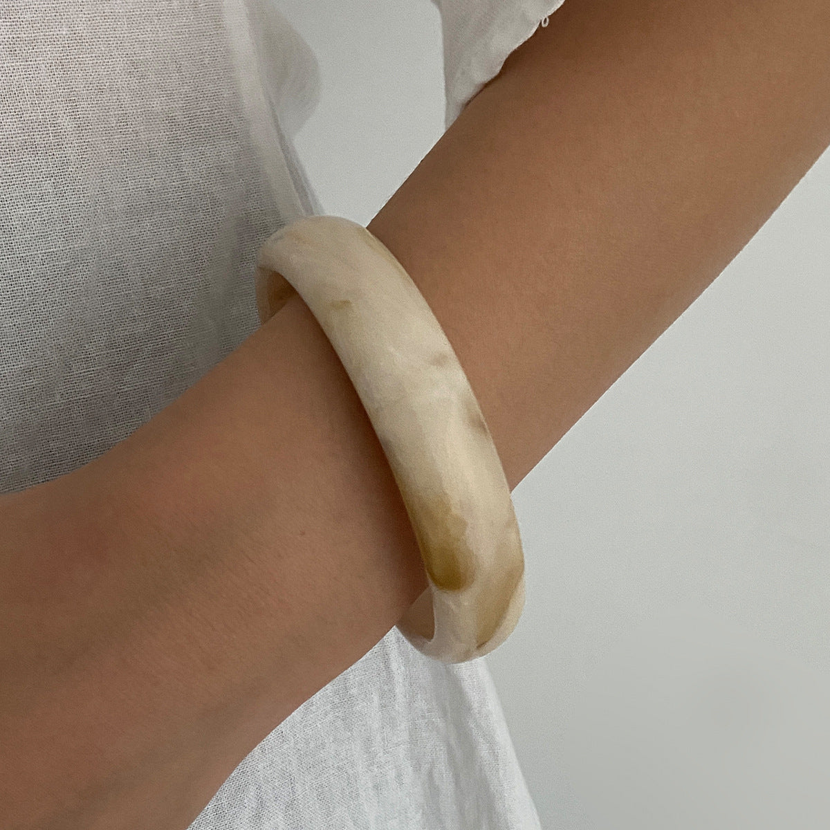 Wholesale Acrylic Curved Retro Wide Bracelet For Women Glossy Resin Dip Dye Fashion Jewelry Accessory Everyday Gift