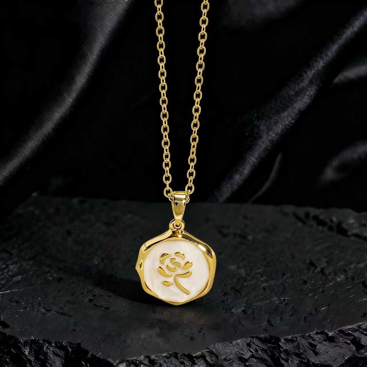Wholesale Gold Plated Copper Zircon Sunflower Necklace Layering Jewelry For Women Trendy Party Fashion Accessory Everyday Wear Boutique Resale
