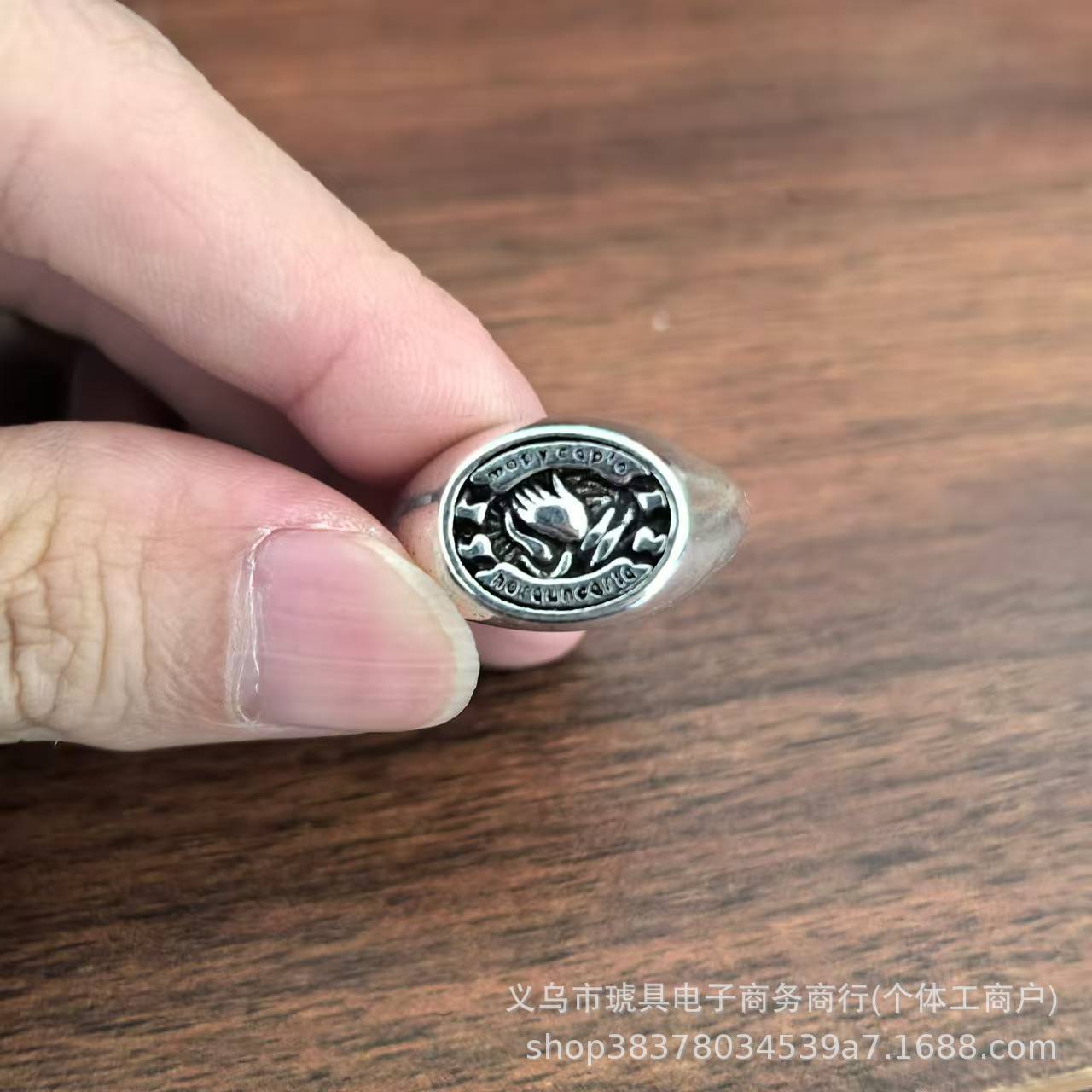 Wholesale Alloy Retro Praying Hands Men' s Ring,  Trendy Jewelry Accessory for Resale