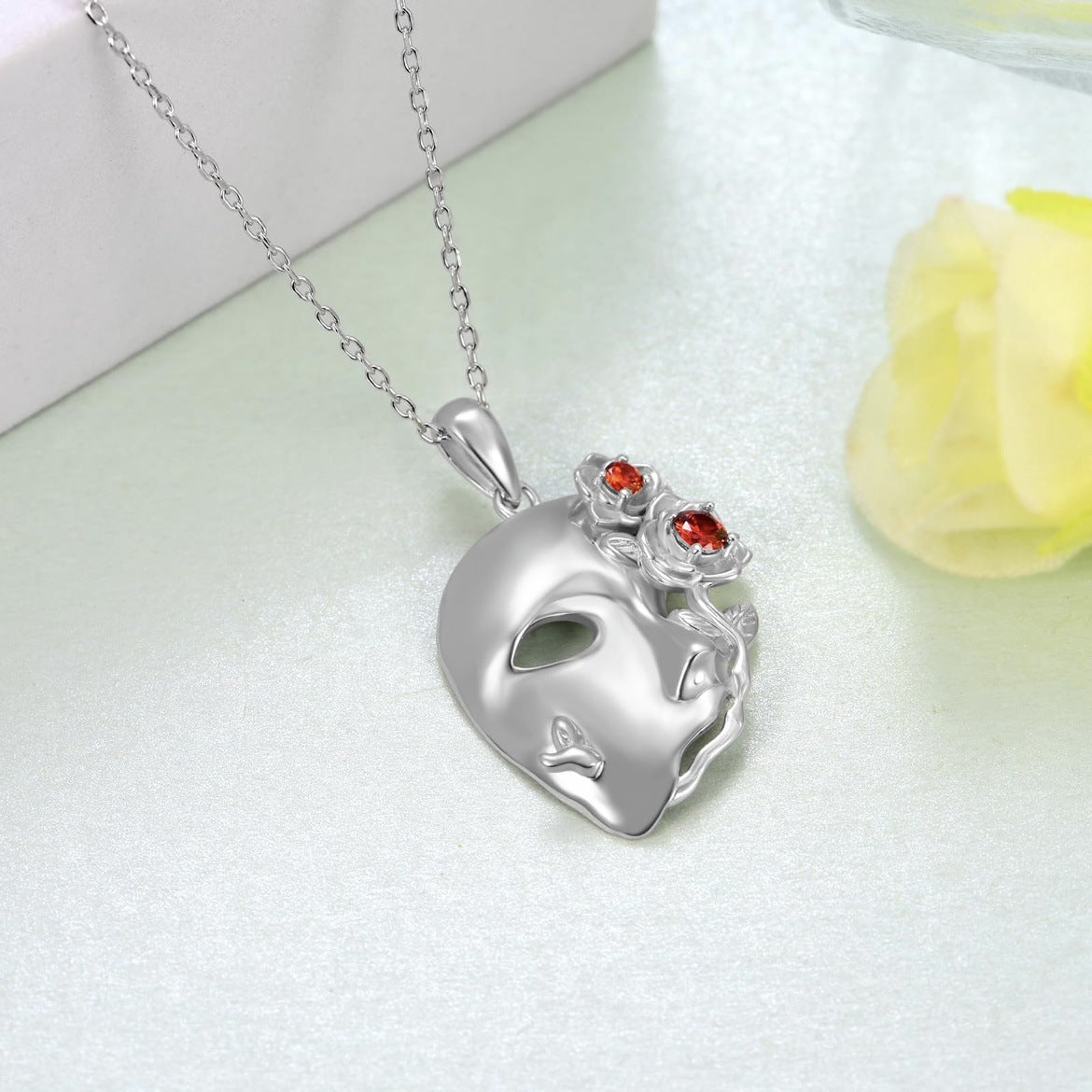 Wholesale Simple Fashion Mask Diamond Rose Pendant Necklace