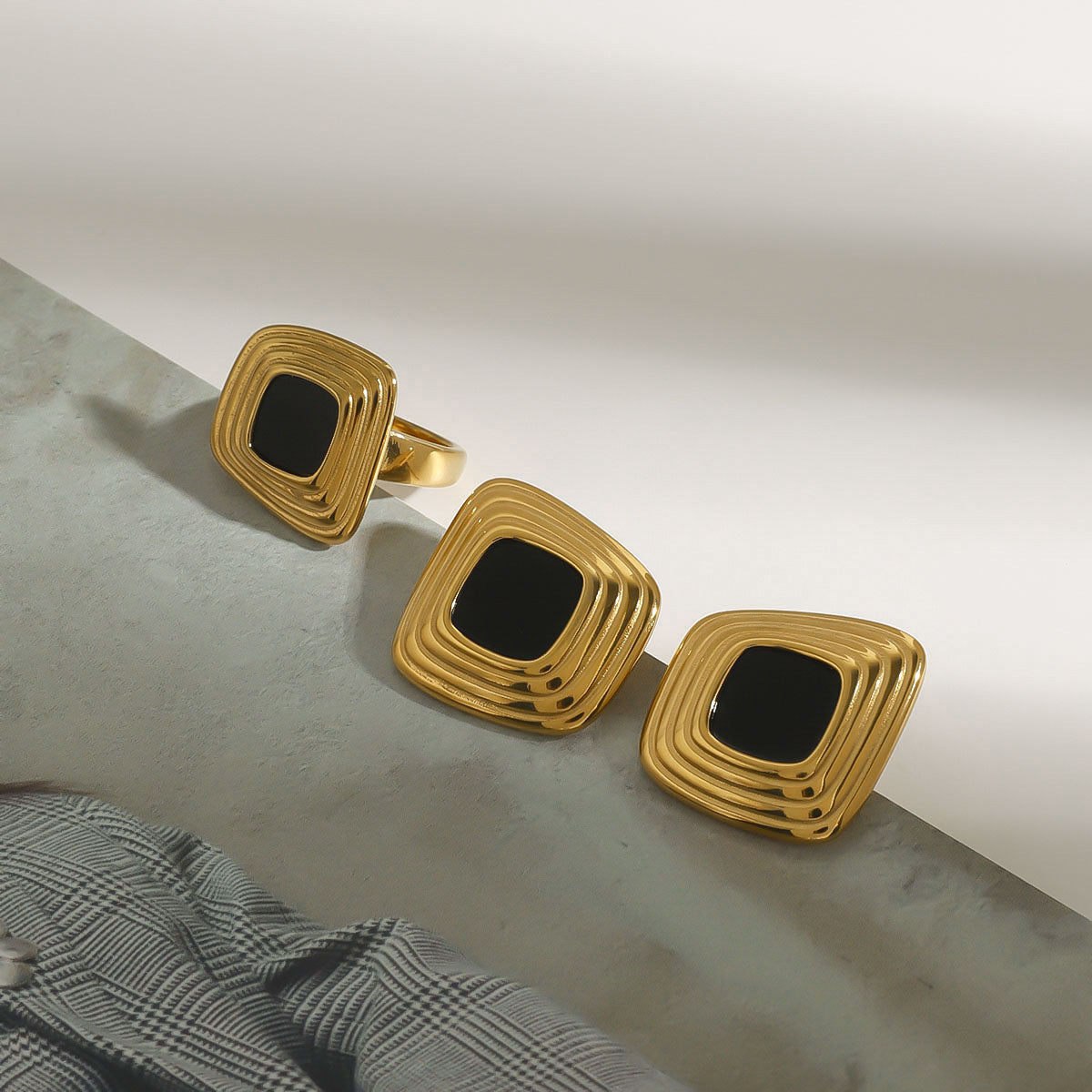 Wholesale  18K gold stainless steel black resin geometric rib irregular square rings