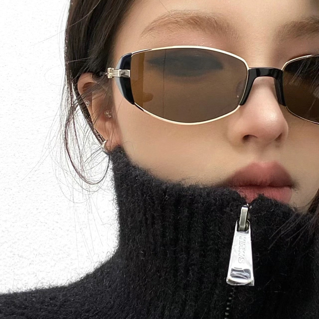 Wholesale Modern Retro Cat Eye Sunglasses for Women,  Tea Lens Black Frame,  UV400 Sun Glasses,  Slimming Flattering Shades