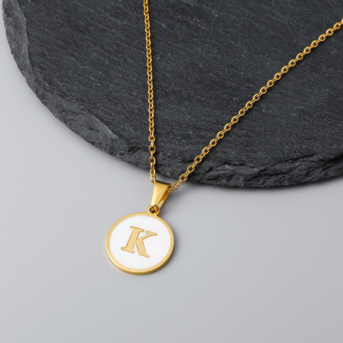 Wholesale Round Stainless Steel Gold Plated Letter Pendant Necklace for Women Fashion Accessory Gift
