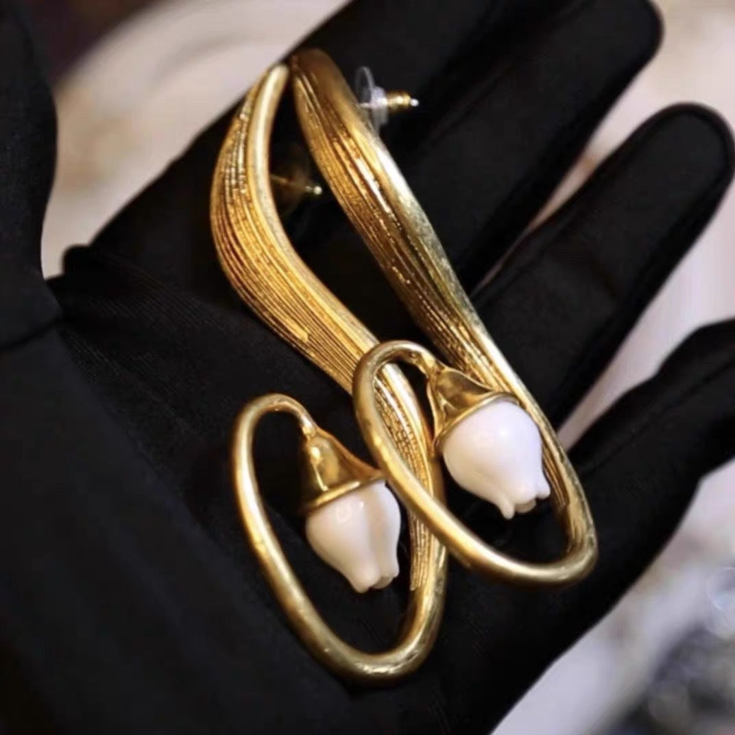 Wholesale Vintage 3D Lily S-Shaped Silver Needle Earrings