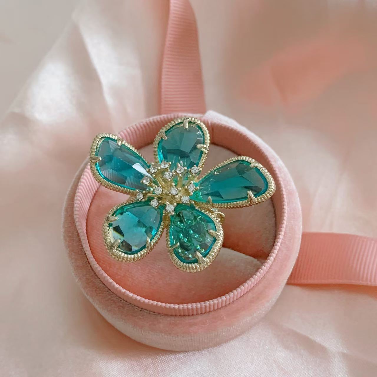 Wholesale European and American Style Crystal Flower Ring for Women,  Zinc Alloy Adjustable Open Ring for Index Finger,  Cross-Border Wholesale Starting from