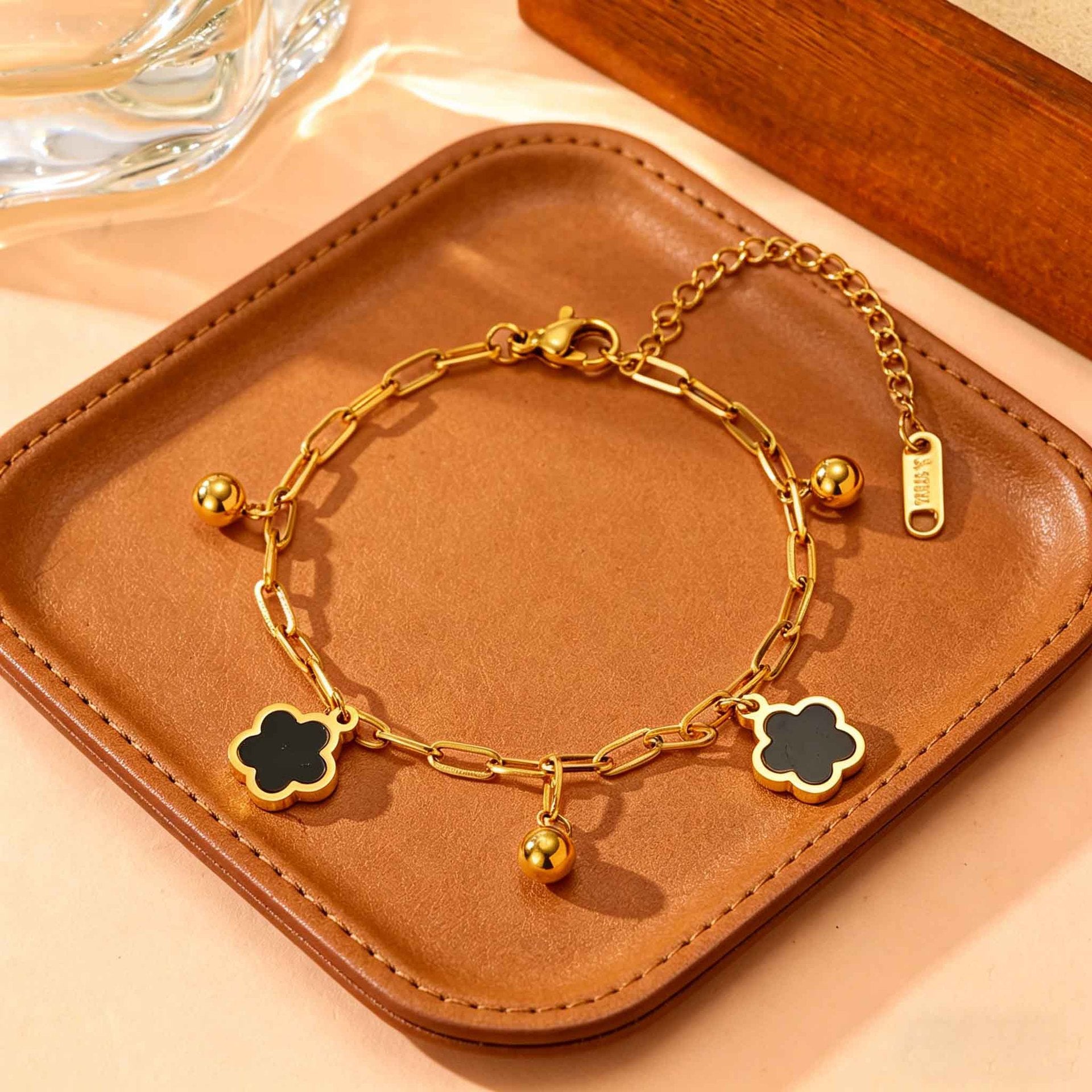 Wholesale Stainless Steel Four Leaf Clover Bracelet With White Shell Beads Gold Tone Finish Chic Jewelry Accessory For Gift And Resale