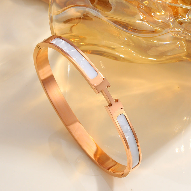 Wholesale Light Luxury Shell Bracelet - Trendy Jewelry Accessory for Everyday Wear or Boutique Resale
