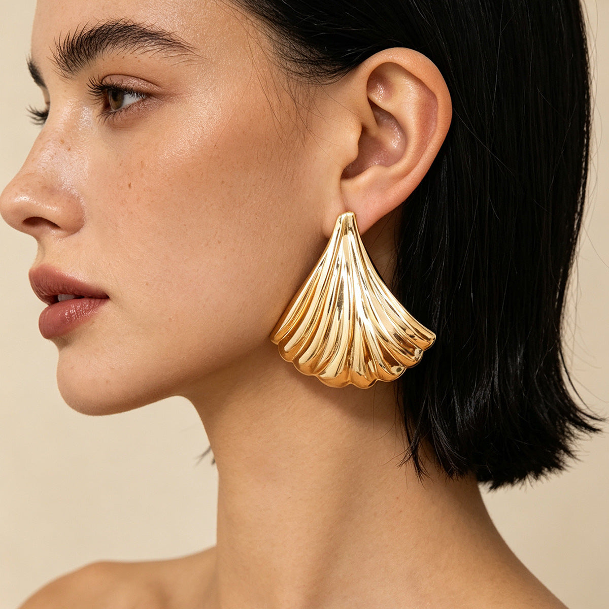 Wholesale Retro Fan Shaped Gold Metal Earrings Chic Pleated Shell Design Party Wear Fashion Accessory For Women Everyday Gift