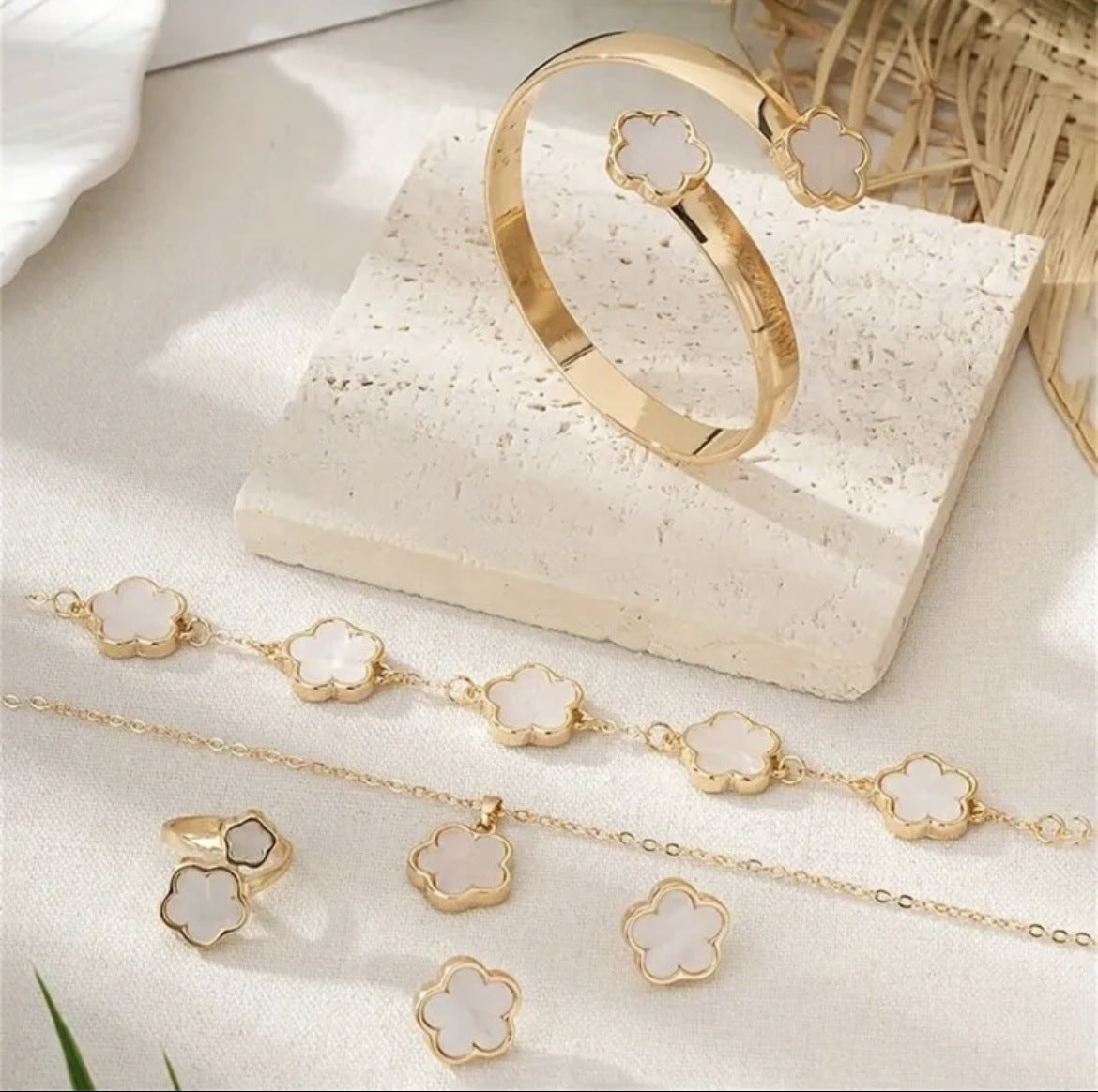 Wholesale Lucky Flower Jewelry Set Acrylic  Rings Bracelet Necklace ACC-NE-AnHe006