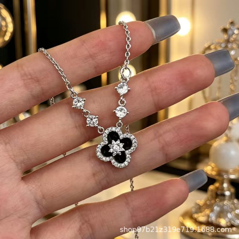 Wholesale Sweet Four-Leaf Flower Clavicle Chain - Titanium Steel,  Non-Fading,  Gemstone Accents - Boutique Resale Jewelry