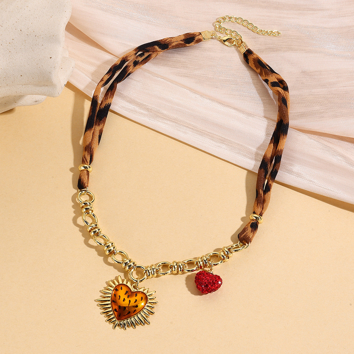 Wholesale  Model Light Luxury High-End Vintage Silk f Leopard Print Necklace with Unique Design Heart Pendant Leopard Print Necklace