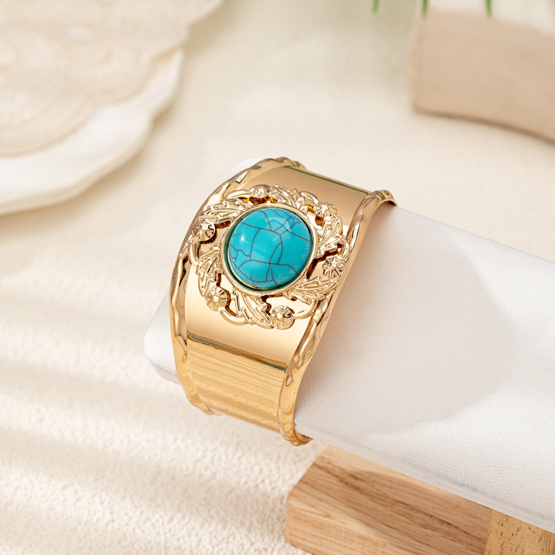Wholesale Stylish Retro Floral Blue Turquoise Alloy Bracelet For Everyday Wear And Party