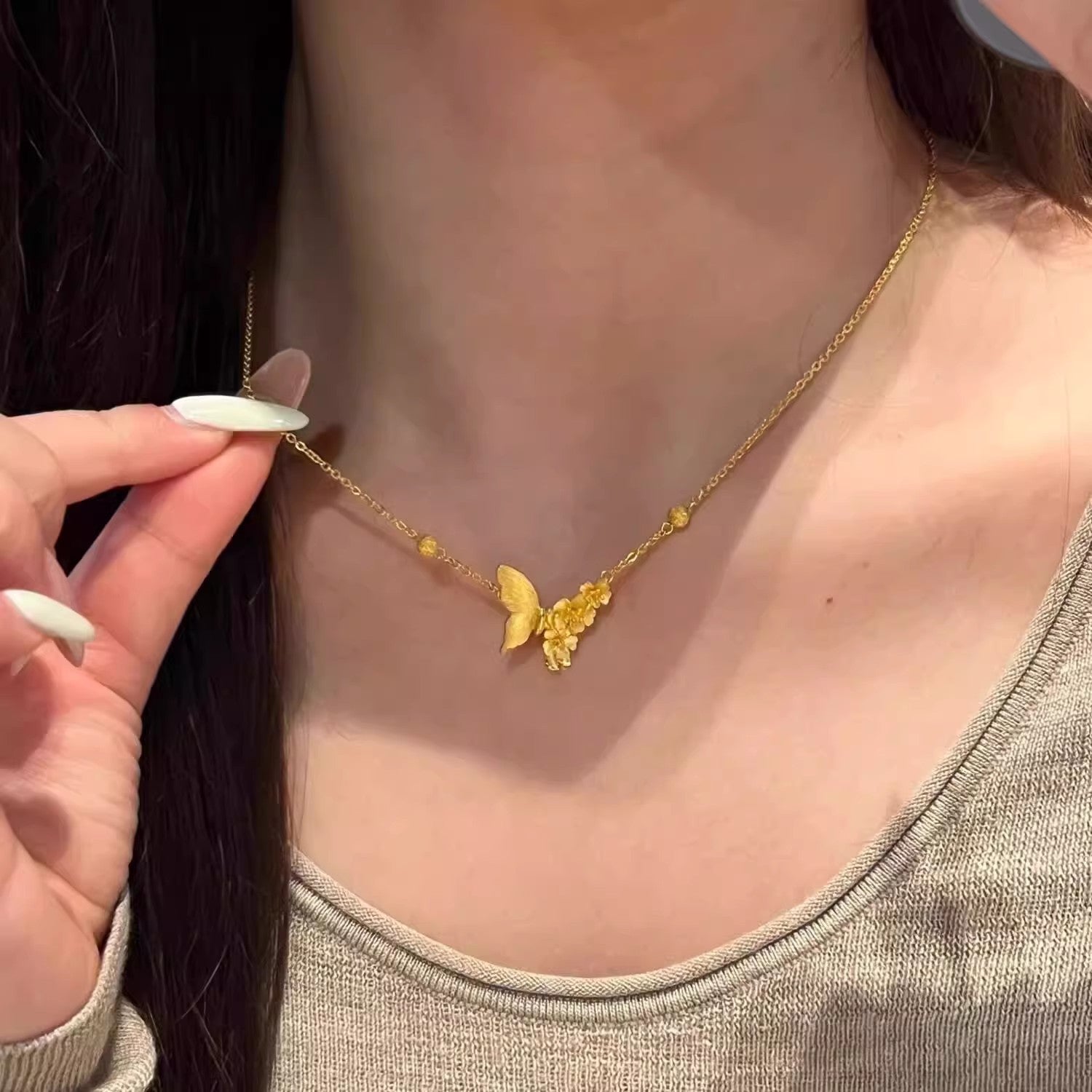 Wholesale Exquisite and Luxurious Butterfly Collarbone Necklace with Traditional Craftsmanship