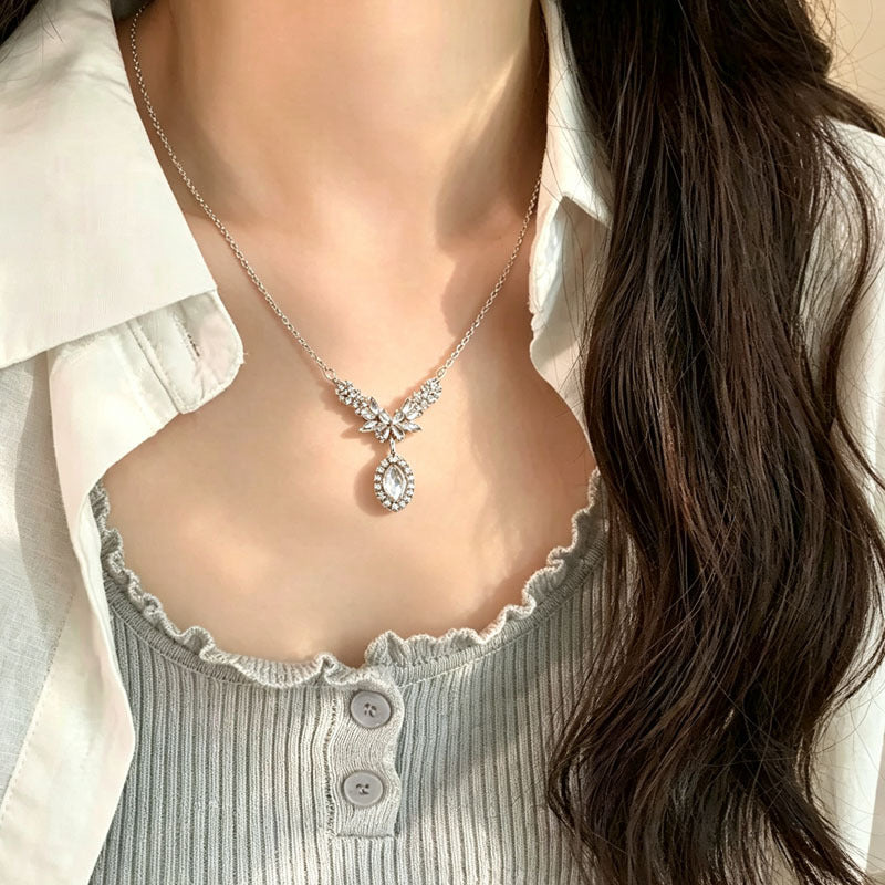 Wholesale Angel Wings Gemstone Necklace for Women,  Full Diamond Pendant,  Eye-Catching Clavicle Chain,  High-End Luxury Niche Neck Chain