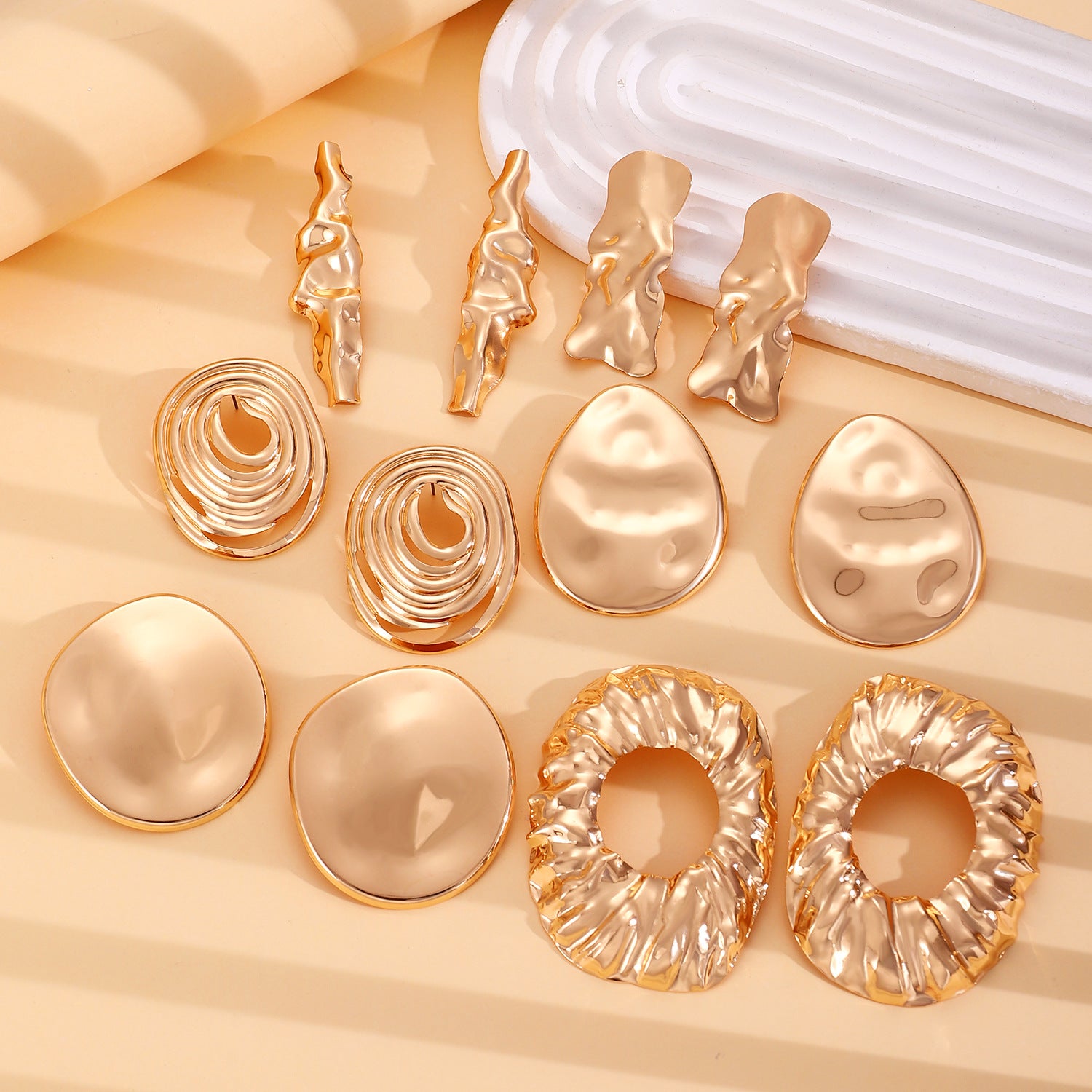 Wholesale Electroplated Metal Earrings Geometric Oval Pattern Fashion Accessory