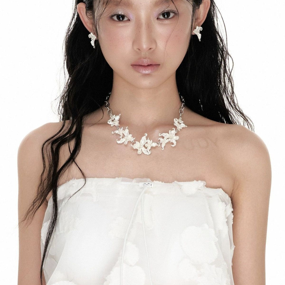 Wholesale Chic White Iris Flower Pendant Necklace Trendy Women S Layered Zinc Alloy Jewelry Fashion Accessory For Gift Boutique Resale