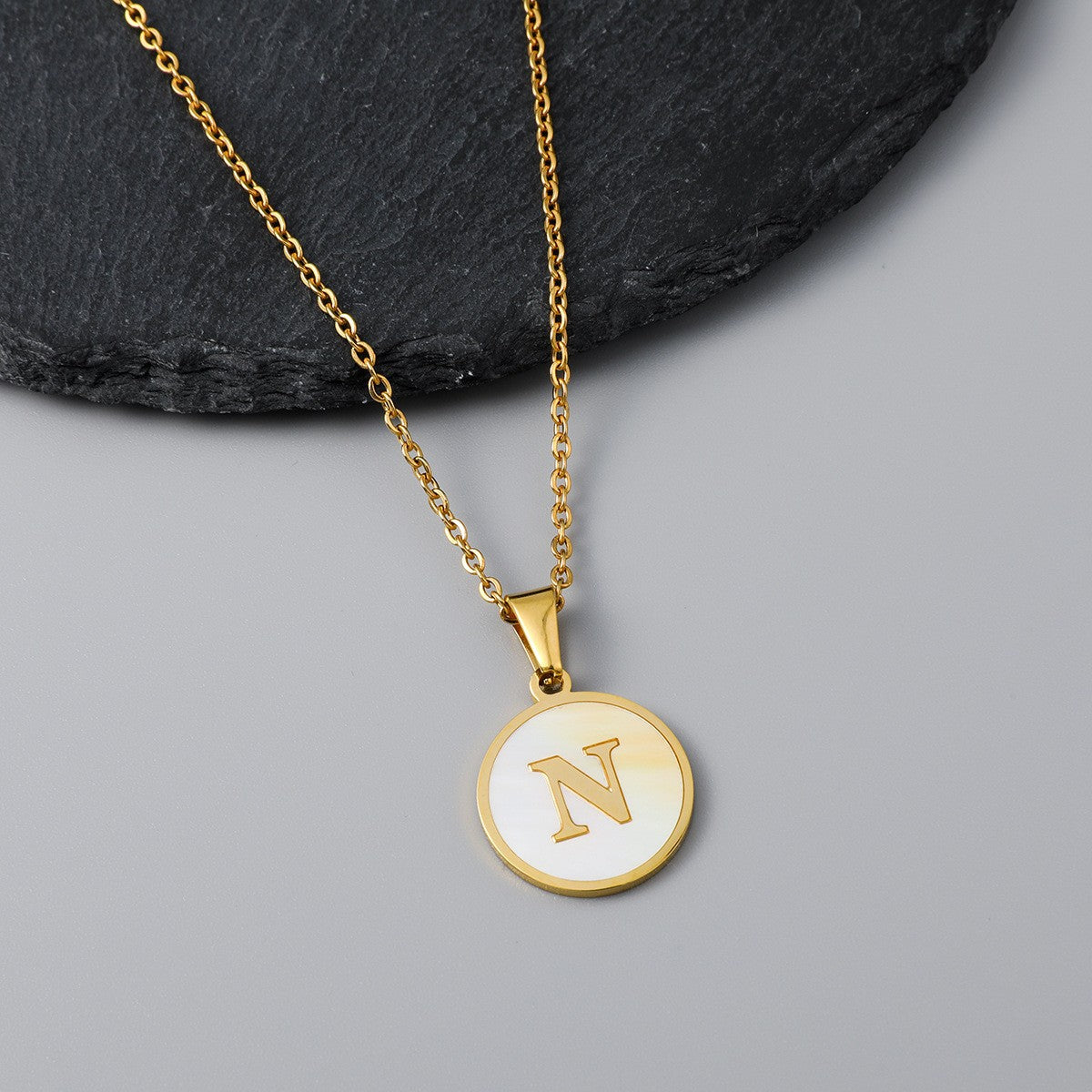 Wholesale Round Stainless Steel Gold Plated Letter Pendant Necklace for Women Fashion Accessory Gift