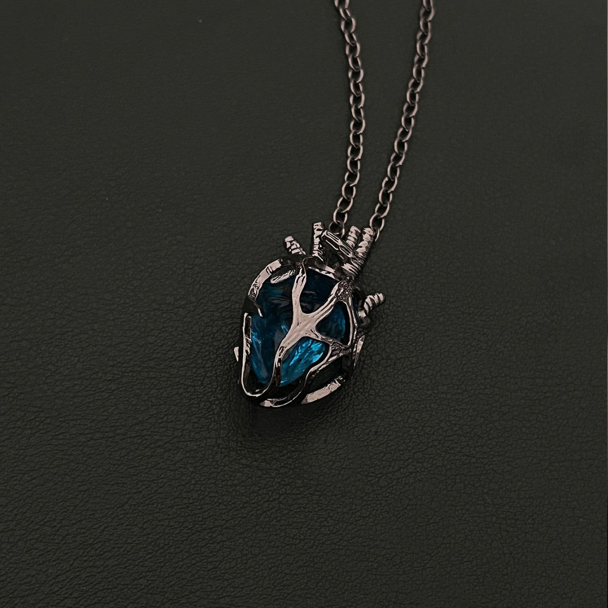 Wholesale Gothic Dark Style Hollow Heart Pendant Necklace Red Blue Glass Crystal Gift Boutique Resale Jewelry Accessory