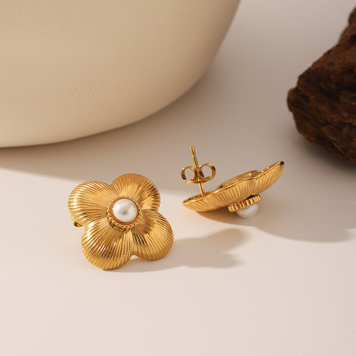 Wholesale  light luxury stainless steel 18K gold inlaid pearl flower-shaped earrings