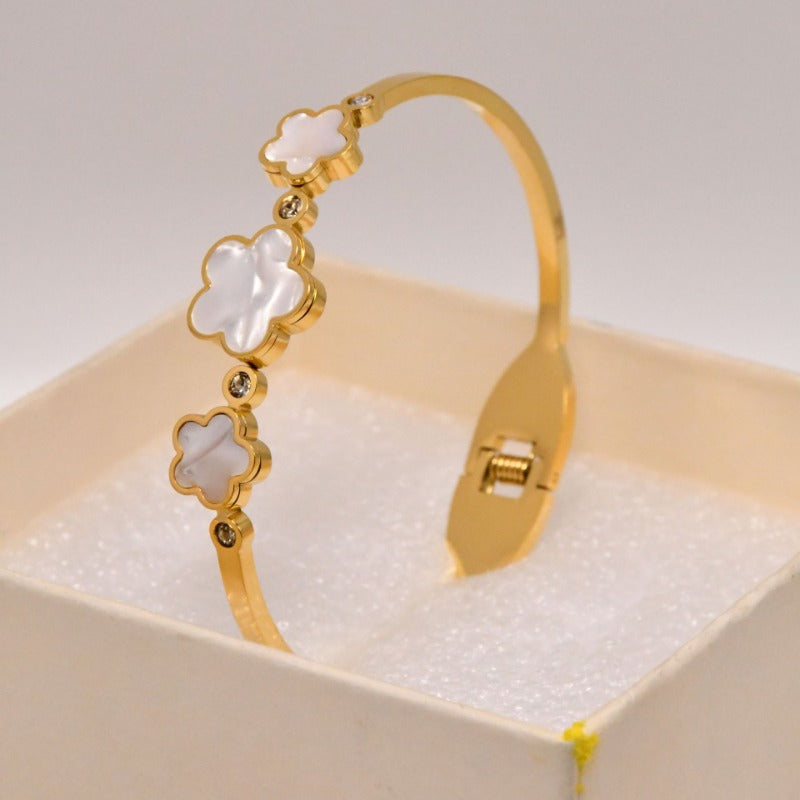 Wholesale Titanium Steel Diamond Five-leaf Flower Open Bracelet ACC-BT-Liyan007