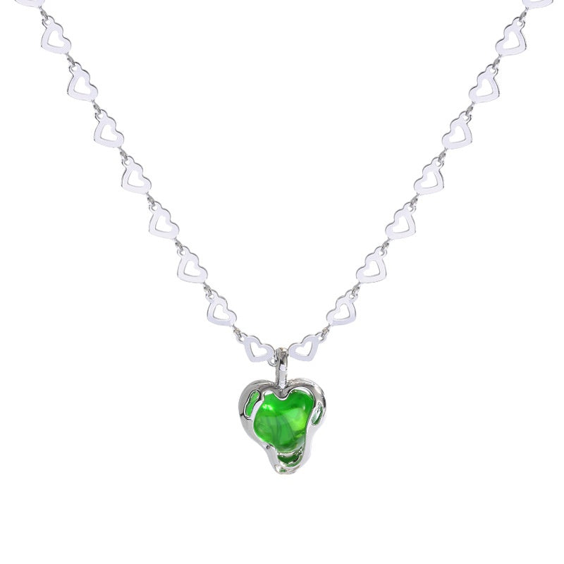 Wholesale Emerald Green Heart Resin Pendant Necklace French Vintage Electroplated Copper Chain Fashion Jewelry Gift