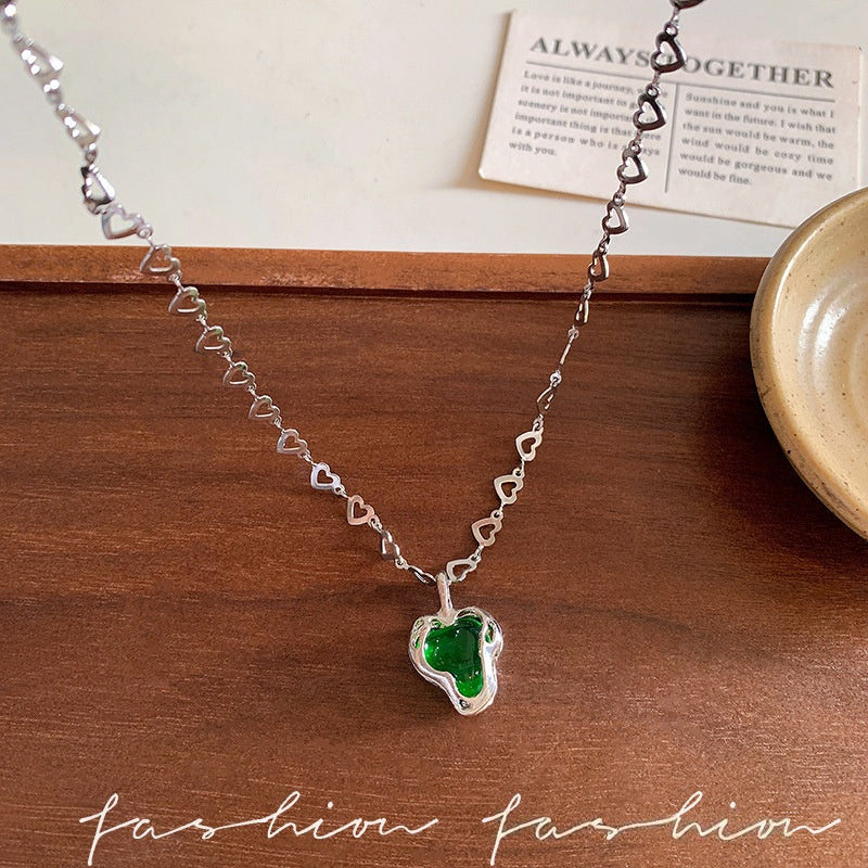 Wholesale Emerald Green Heart Resin Pendant Necklace French Vintage Electroplated Copper Chain Fashion Jewelry Gift