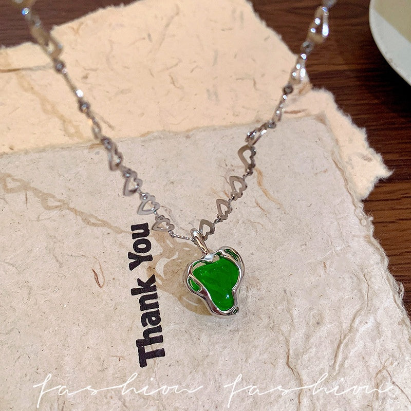 Wholesale Emerald Green Heart Resin Pendant Necklace French Vintage Electroplated Copper Chain Fashion Jewelry Gift